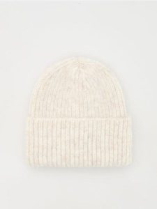 Czapka z domieszką wełny - złamana biel. Czapki Reserved, bez wzorów, z wełny. W wyprzedaży za 39,99 zł.