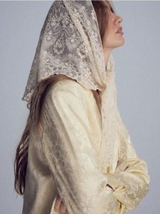 Koronkowa chusta - złamana biel. Apaszki i chusty Reserved, bez wzorów, z koronki. Za 69,99 zł.