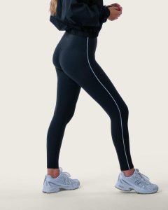 Damskie legginsy z wysokim stanem i kontrastowym lampasem na siłownię – czarny. Czarne legginsy AESTHETIC WOLF, bez wzorów, z dzianiny, z podwyższonym stanem, długie. Za 239,99 zł.