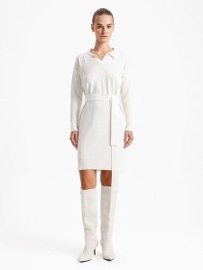 BGN Sukienka dzianinowa w kolorze kremowym rozmiar: 34. Brązowe sukienki BGN, na co dzień, bez wzorów, z dzianiny, bez kołnierzyka, bez ramiączek, mini, proste. Za 87,19 zł.