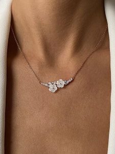 Les Petites Précieuses Pozłacany naszyjnik z elementem ozdobnym - dł. 40 cm rozmiar: onesize. Białe naszyjniki Les Petites Précieuses, z cyrkonią, pozłacane. Za 152,99 zł.