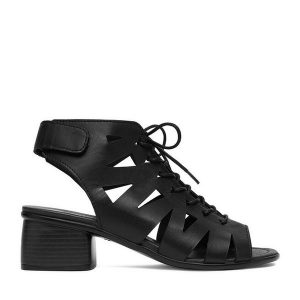 Sandały Remonte. Czarne sandały Remonte, bez wzorów, bez obcasa, na słupku, bez zapięcia. Za 389,99 zł.