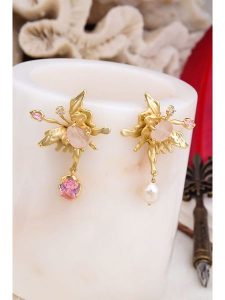 L'Atelier de Gaia Pozłacane kolczyki z perłami i cyrkoniami rozmiar: onesize. Białe kolczyki L'Atelier de Gaia, z cyrkonią, pozłacane. Za 43,99 zł.