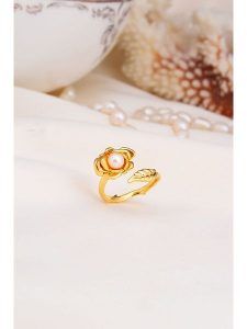 Pierres delicates Pozłacany pierścionek z perłą syntetyczną rozmiar: onesize. Żółte pierścionki Pierres delicates, z perłą, pozłacane. Za 46,95 zł.