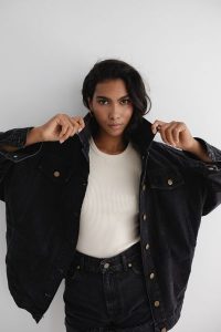 Kurtka jeansowa oversize w kolorze czarnym - BOWIE BLACK DENIM JACKET-UNI. Czarne kurtki Marsala, bez wzorów, z denimu, bez kaptura. Za 499,90 zł.
