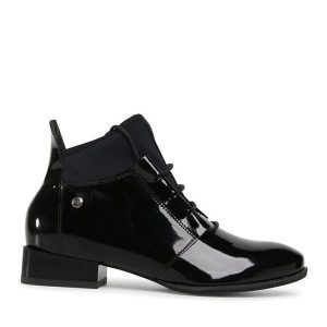 Trzewiki Maciejka. Czarne botki Maciejka, bez wzorów, bez obcasa, na płaskiej podeszwie, bez zapięcia. Za 319,99 zł.