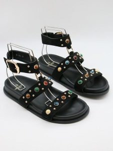 Bellucci Sandały w kolorze czarnym rozmiar: 39. Czarne sandały Bellucci, bez wzorów, z otwartym noskiem, bez obcasa, bez zapięcia. Za 86,99 zł.