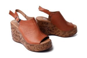 Artiker Relaks 58C3096 TAN, sandały damskie. Brązowe sandały Artiker Relaks, bez wzorów, bez obcasa, na koturnie, bez zapięcia. Za 274,90 zł.