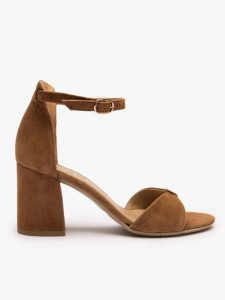 Brązowe eleganckie sandały na słupku. Brązowe sandały Ryłko, bez wzorów, ze skóry, z okrągłym noskiem, bez obcasa, na obcasie, bez zapięcia. Za 399,99 zł.