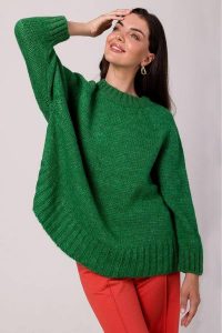 Luźny sweter damski z szerokimi rękawami zielony. Zielone długie swetry BE Knit, uniwersalny, z jeansu, bez kołnierzyka. Za 249,00 zł.