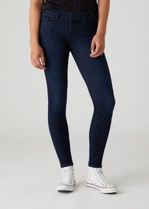 WRANGLER SKINNY DAMSKIE SPODNIE JEANSOWE TAINTED BLUE W28KSZ21H 112128333. Niebieskie rurki Wrangler, z jeansu. Za 199,99 zł.