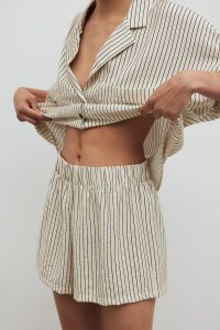 Szorty z wiskozy w paski w kolorze LIGHT BEIGE - SHELLY-L. Brązowe szorty Marsala, bez wzorów, z gumy. Za 189,90 zł.