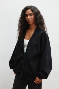 Bluza typu oversize z napami w kolorze TOTALLY BLACK - SWELL-UNI. Czarne bluzy Marsala, m, bez wzorów, z bawełny, bez kaptura. Za 349,90 zł.