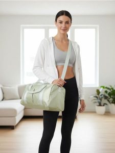 Torba sportowa - zielony. Zielone torby podróżne i sportowe Sinsay, bez wzorów. Za 32,99 zł.