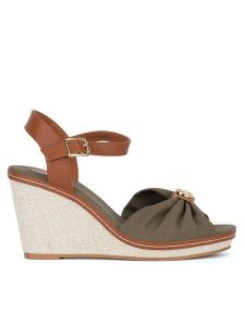 Beverly Hills Polo Club Sandały WYL3888-4 Khaki. Brązowe sandały Beverly Hills Polo Club, bez wzorów, z materiału, bez obcasa, na koturnie, bez zapięcia. Za 179,99 zł.