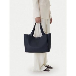 Torebka DKNY. Niebieskie torebki klasyczne DKNY, bez wzorów, bez dodatków. Za 669,99 zł.