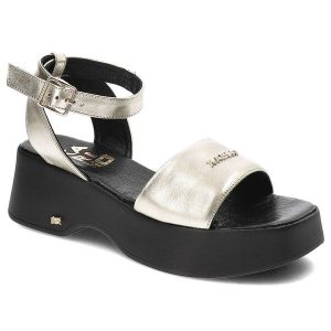 Złote Sandały Karino Eleganckie Buty Na Platformie. Żółte sandały Karino, z aplikacjami, ze skóry, bez obcasa, na koturnie, bez zapięcia. Za 269,00 zł.