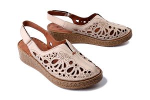 COMFORTABEL 720040-08 beige, czółenka damskie. Brązowe czółenka Comfortabel, bez wzorów, bez obcasa, na koturnie, bez zapięcia. Za 264,90 zł.