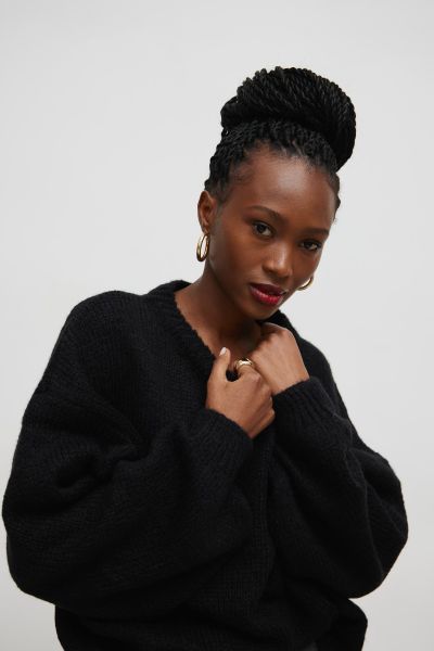 Sweter oversize z bufiastym rękawem BLACK - RIVERO-UNI. Czarne golfy Marsala, na lato, bez wzorów, z wełny, bez ramiączek. Za 249,90 zł.