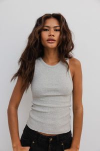 Top na ramiączkach w kolorze light GREY melange z prążkowanej dzianiny - ISLA-S. Szare topy Marsala, s, bez wzorów, z bawełny, bez kołnierzyka, bez ramiączek. Za 119,90 zł.