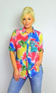 Elegancka koszula w letnie czerwone wzory z rękawem 3/4 PLUS SIZE XXL. Czerwone koszule Nasi partnerzy, plus size, bez wzorów, z bawełny, bez kołnierzyka, plus size, bez ramiączek. Za 199,90 zł.