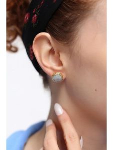 Pierres delicates Pozłacane kolczyki-wkrętki z kamieniami księżycowymi rozmiar: onesize. Żółte kolczyki Pierres delicates, z kamieniem księżycowym, pozłacane. Za 65,69 zł.