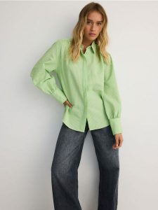 Koszula oversize w piżamowym stylu - zielony. Zielone koszule Reserved, l, bez wzorów, z bawełny, bez kołnierzyka, bez ramiączek. W wyprzedaży za 49,99 zł.
