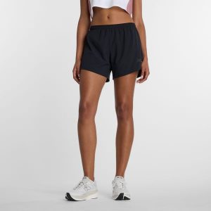 Spodenki damskie New Balance WB6194E0BK – czarne. Czarne spodenki sportowe New Balance, bez wzorów, z materiału, sportowe. Za 199,99 zł.