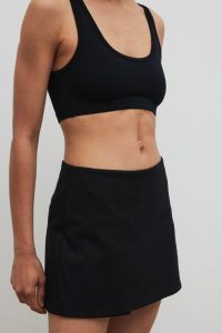 Spódnico spodenki z lnem w kolorze TOTALLY BLACK - MOVE-XL. Czarne spódnice Marsala, na imprezę, m, bez wzorów, z bawełny, eleganckie. Za 229,90 zł.