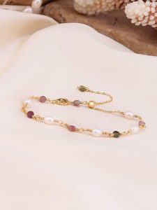 Pierres de Jade Pozłacana bransoletka z agatami i perłami rozmiar: onesize. Białe bransoletki Pierres de Jade, z agatem, pozłacane. Za 39,99 zł.