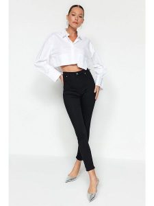 Trendyol Dżinsy - Skinny fit - w kolorze czarnym rozmiar: 44. Czarne jeansy Trendyol, bez wzorów, z podwyższonym stanem. Za 136,13 zł.