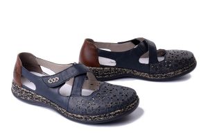 RIEKER 463H4-14 blue, półbuty/sandały damskie. Niebieskie półbuty Rieker, na lato, w ażurowe wzory, ze skóry, bez obcasa, bez zapięcia. Za 329,90 zł.