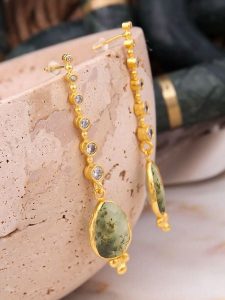 L'Atelier de Gaia Pozłacane kolczyki-wkrętki z prehnitem rozmiar: onesize. Zielone kolczyki L'Atelier de Gaia, z prehnitem, pozłacane. Za 78,84 zł.