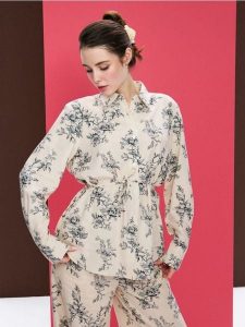 Koszula z domieszką lnu z wiązaniem na plecach - wielobarwny. Koszule Sinsay, l, bez wzorów, bez kołnierzyka, bez ramiączek. Za 59,99 zł.