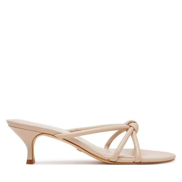 Klapki Guess. Brązowe klapki Guess, z aplikacjami, bez obcasa. Za 339,99 zł.