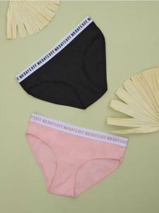Majtki figi 2 pack - różowy. Czerwone figi Sinsay, bez wzorów. Za 12,99 zł.