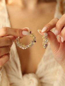 Pierres delicates Pozłacane kolczyki-półkreole z perłami i ametystami rozmiar: onesize. Różowe kolczyki Pierres delicates, z ametystem, pozłacane. Za 56,99 zł.