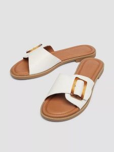 S.Oliver Klapki w kolorze białym rozmiar: 39. Białe klapki s.Oliver, bez wzorów, z otwartym noskiem, bez obcasa. Za 131,74 zł.