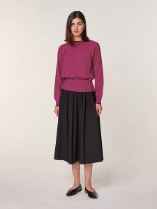 Rodier Wełniany sweter w kolorze jagodowym rozmiar: XL. Różowe swetry oversize Rodier, xl, bez wzorów, z wełny, bez ramiączek. Za 260,99 zł.