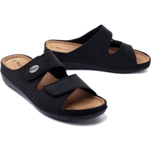 TAMARIS 27510-28 001 black, klapki damskie. Czarne klapki Tamaris, bez wzorów, ze skóry, bez obcasa, na koturnie. Za 119,94 zł.
