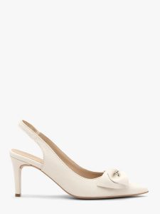 Kremowe czółenka damskie bez pięty slingback z kokardą OFELIA. Białe czółenka Ryłko, bez wzorów, z materiału, ze szpiczastym noskiem, bez obcasa, na obcasie, bez zapięcia. Za 379,99 zł.