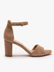 Jasnobrązowe sandały ze skóry welurowej. Brązowe sandały Ryłko, bez wzorów, ze skóry, z okrągłym noskiem, bez obcasa, na obcasie, bez zapięcia. Za 399,99 zł.