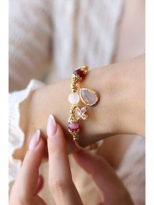 Pierres delicates Pozłacana bransoletka z kwarcem i agatem rozmiar: onesize. Żółte bransoletki Pierres delicates, z agatem, pozłacane. Za 100,75 zł.