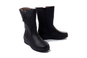 RIEKER Y4653-00 black, kozaki damskie. Czarne kozaki Rieker, na zimę, bez wzorów, bez obcasa, na koturnie, bez zapięcia. Za 439,90 zł.