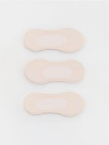Skarpetki balerinki 3 pack - kremowy. Białe skarpetki Reserved, bez wzorów. Za 39,99 zł.