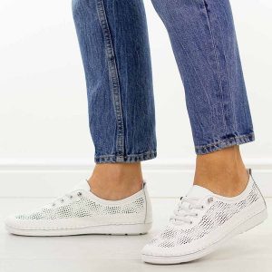 Białe ażurowe skórzane półbuty damskie S.Barski 7083. Białe półbuty S.BARSKI, na jesień, w ażurowe wzory, z jeansu, z okrągłym noskiem, bez obcasa, na płaskiej podeszwie, bez zapięcia. Za 229,00 zł.