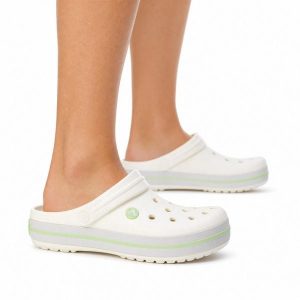 Klapki chodaki damskie sportowe Crocs CROCBAND. Zielone klapki Crocs, bez wzorów, z materiału, bez obcasa. Za 219,00 zł.