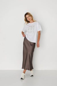 SATYNOWA SPÓDNICA JULITA KAKAO XS - Flawless. Spódnice Flawless, na co dzień, na zimę, uniwersalny, bez wzorów, z gumy, eleganckie, maxi. Za 397,00 zł.