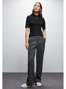 Street One Koszulka w kolorze czarnym rozmiar: 34. Czarne bluzki Street One, bez wzorów, street, bez kołnierzyka, bez ramiączek. Za 65,69 zł.