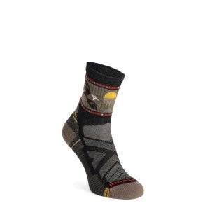 Skarpety turystyczne Smartwool Hike Light Cushion Soaring Print Mid Crew Socks. Szare skarpetki Smartwool, bez wzorów. Za 97,99 zł.
